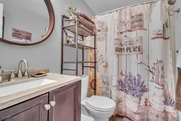 a bed room with a bed and a closet