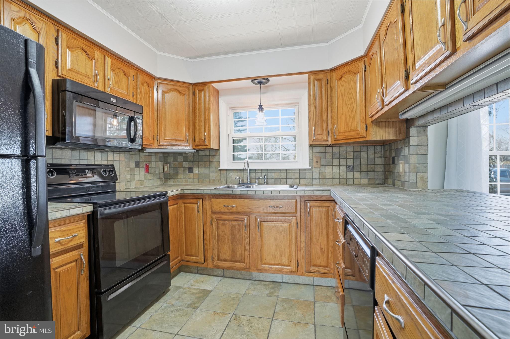 118 Wildflower Road Levittown, PA 19057 - Photo 6 of 35 Gallery Image 6