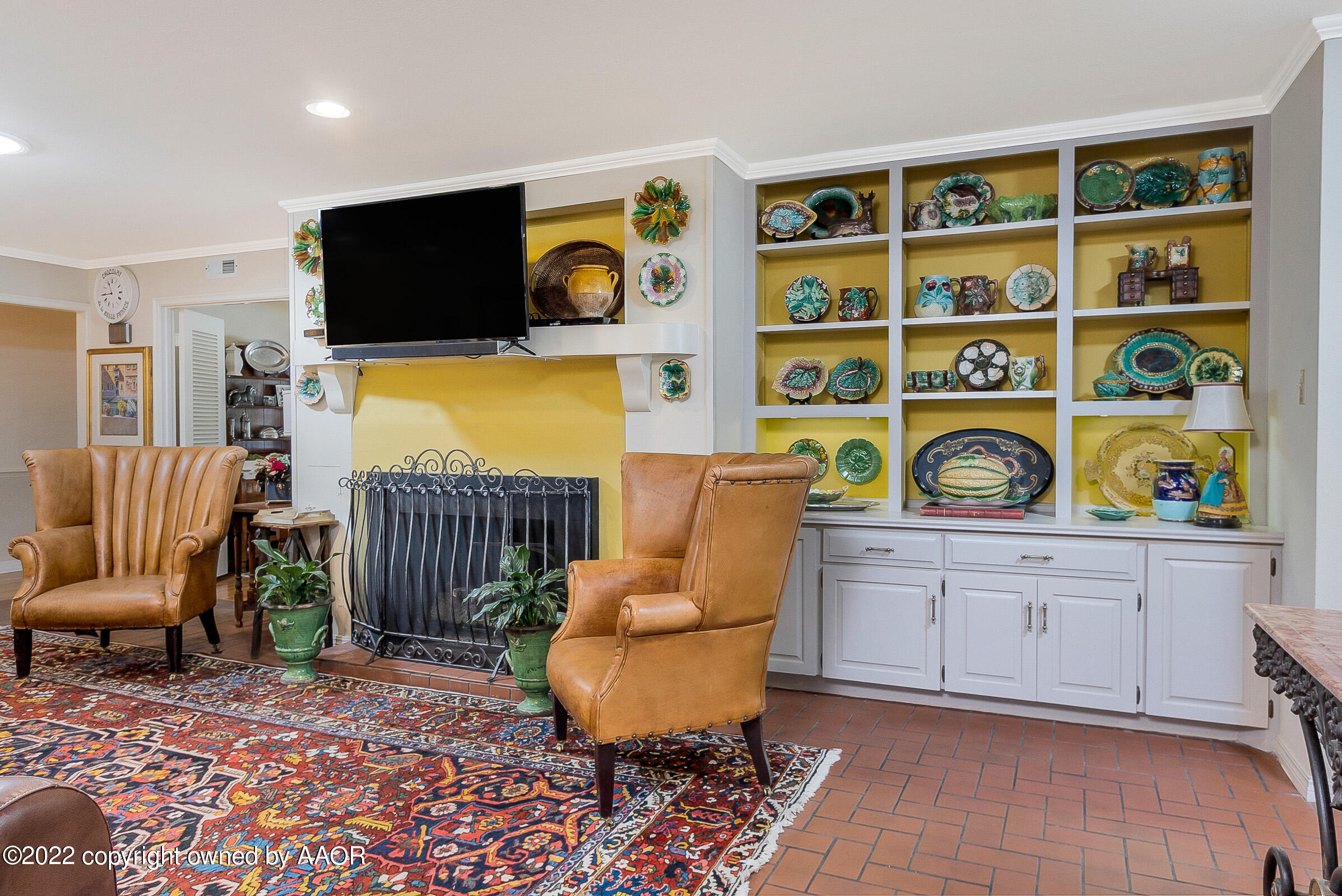 1601 South Austin Street Amarillo, TX 79102 - Photo 12 of 46 a living room with patio furniture and a flat screen tv