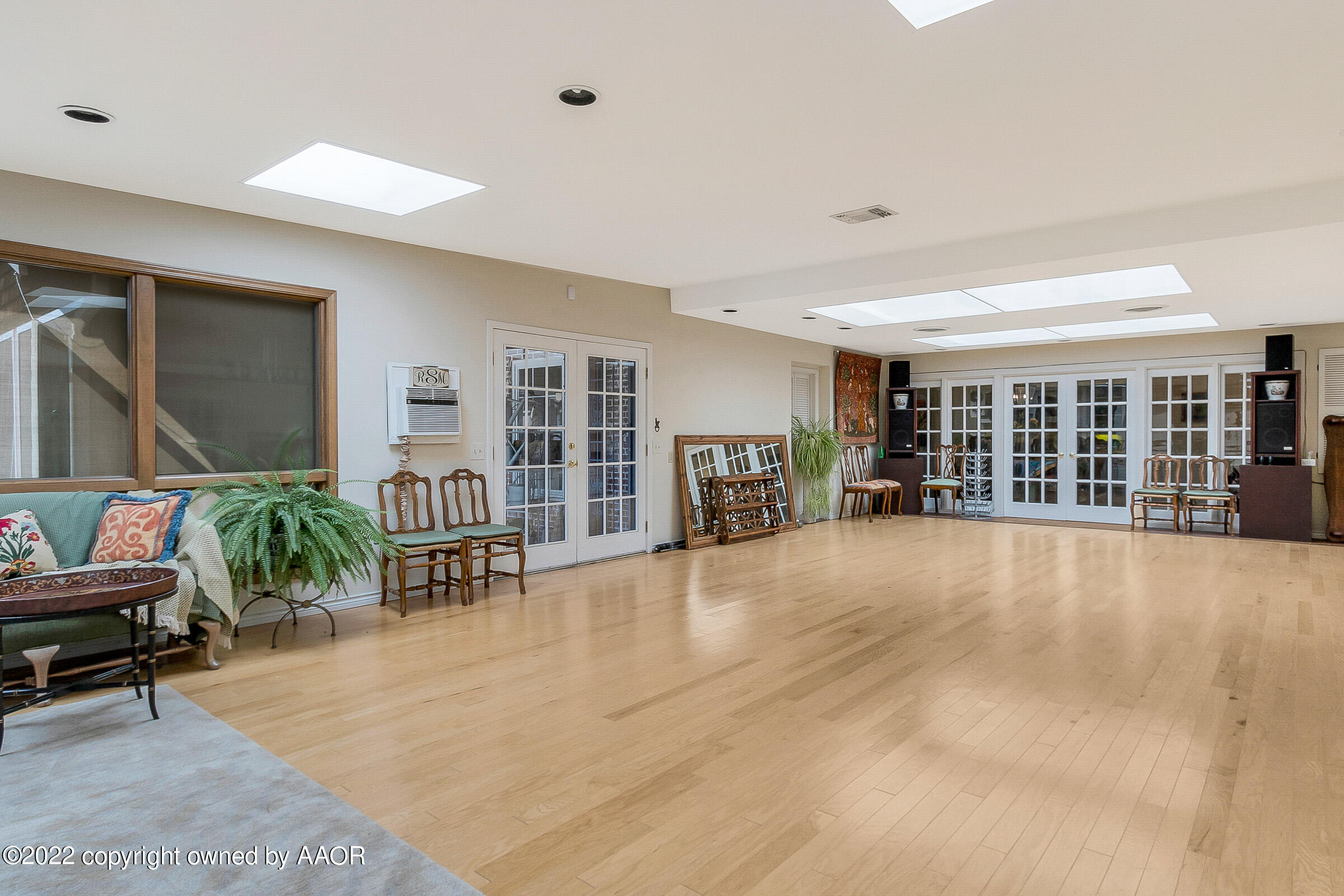 1601 South Austin Street Amarillo, TX 79102 - Photo 22 of 46 a view of livingroom with furniture and windows