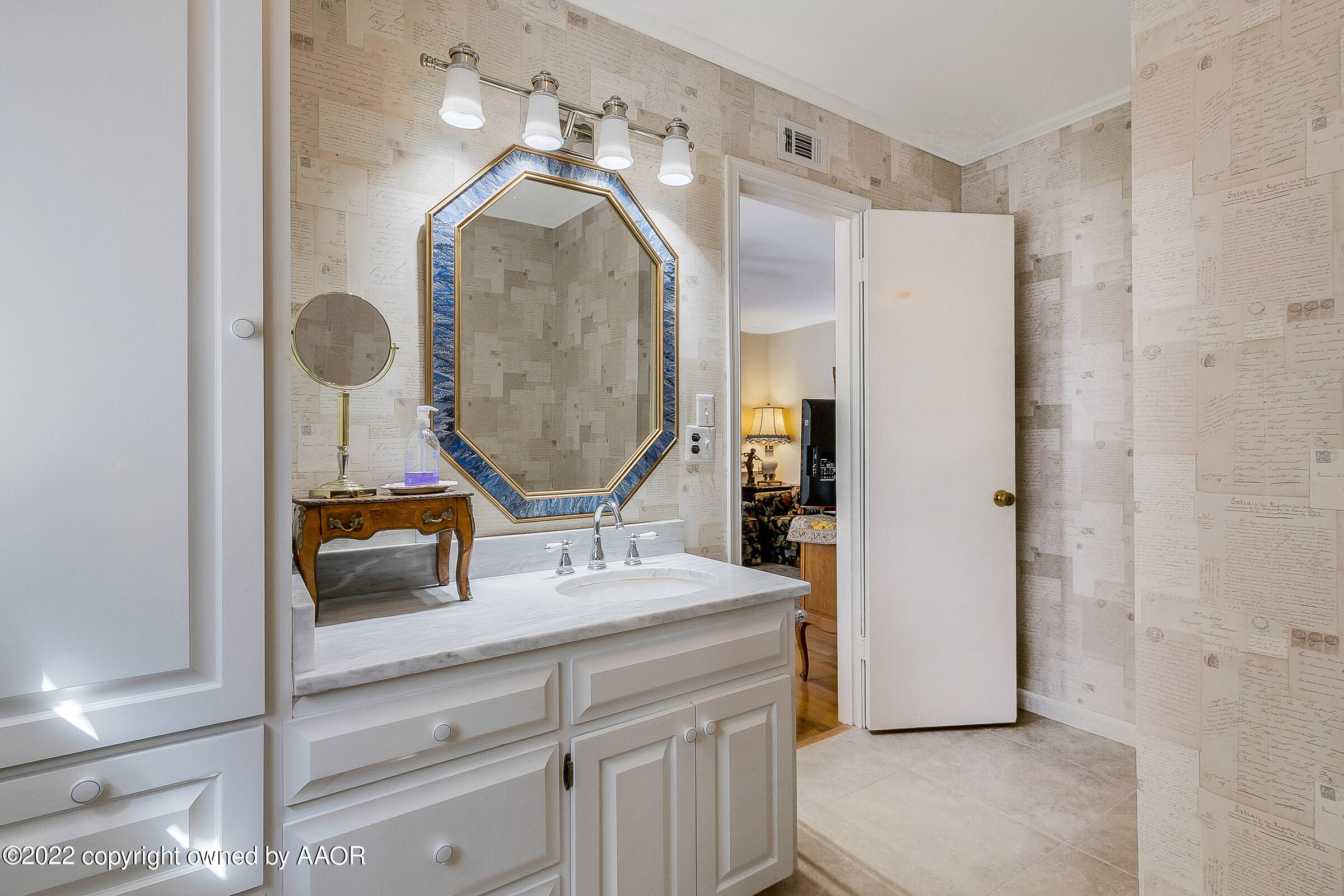 1601 South Austin Street Amarillo, TX 79102 - Photo 30 of 46 a en suite bathroom with a double vanity sink and a mirror