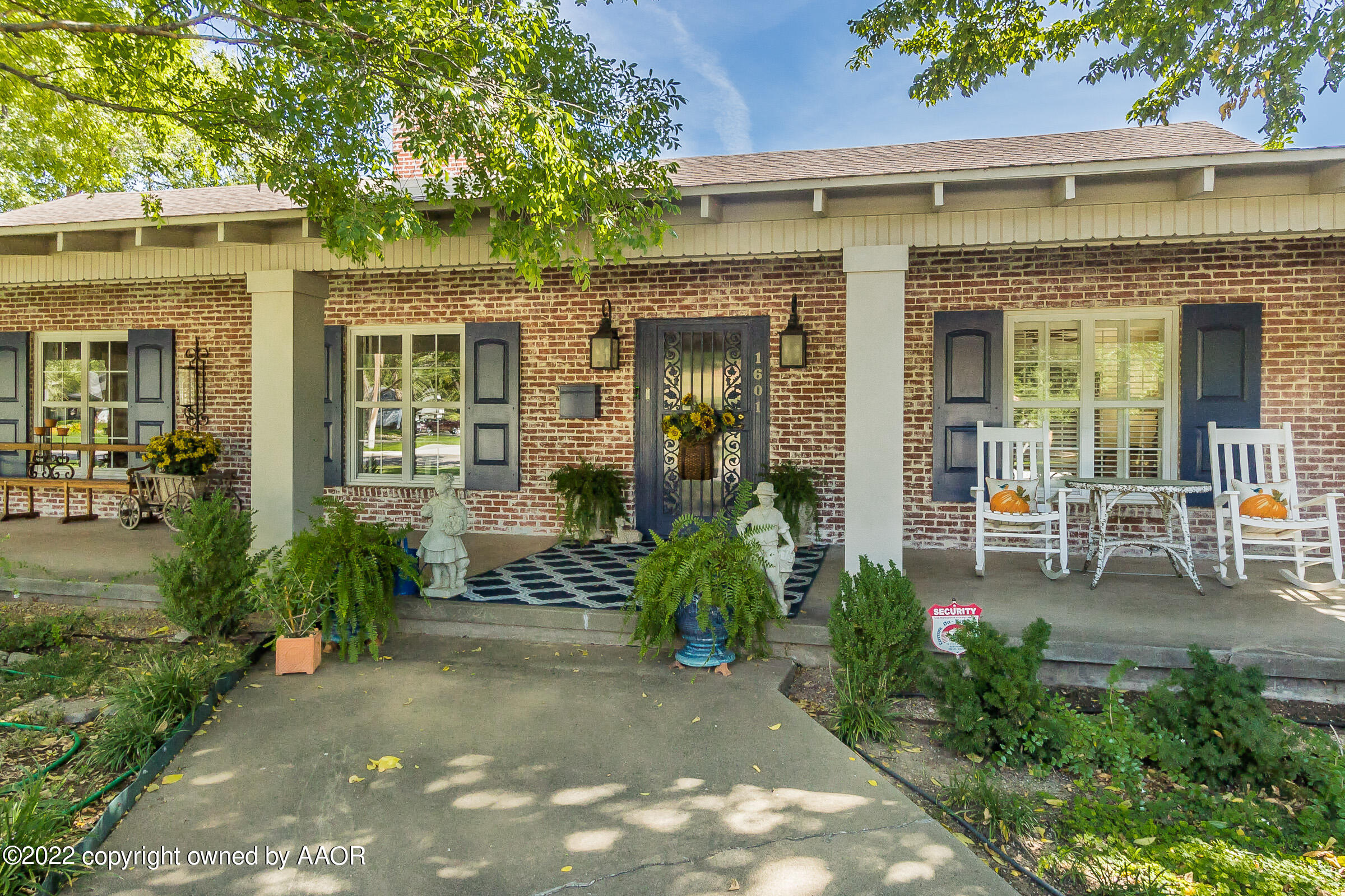 1601 South Austin Street Amarillo, TX 79102 - Photo 4 of 46 front view of a house with a yard