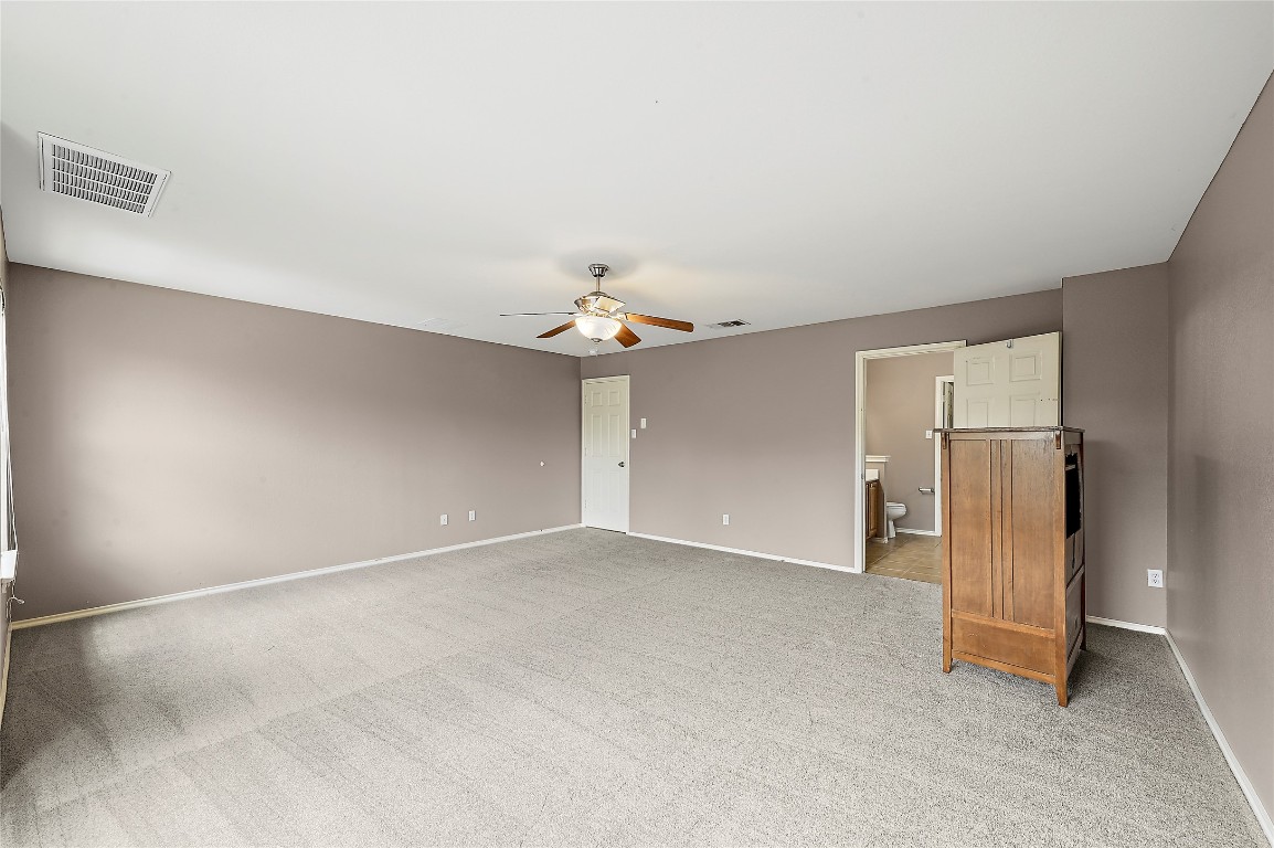 964 Hometown Parkway Kyle, TX 78640 - Photo 20 of 38 an empty room with closet and a chandelier fan