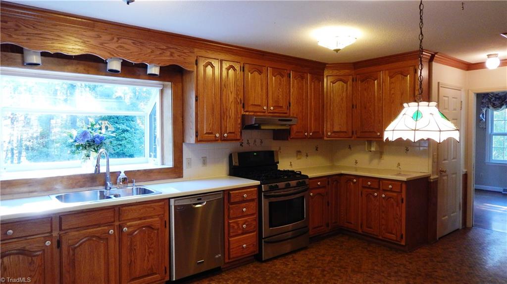 3102 Rolling Road High Point, NC 27265 - Photo 8 of 30