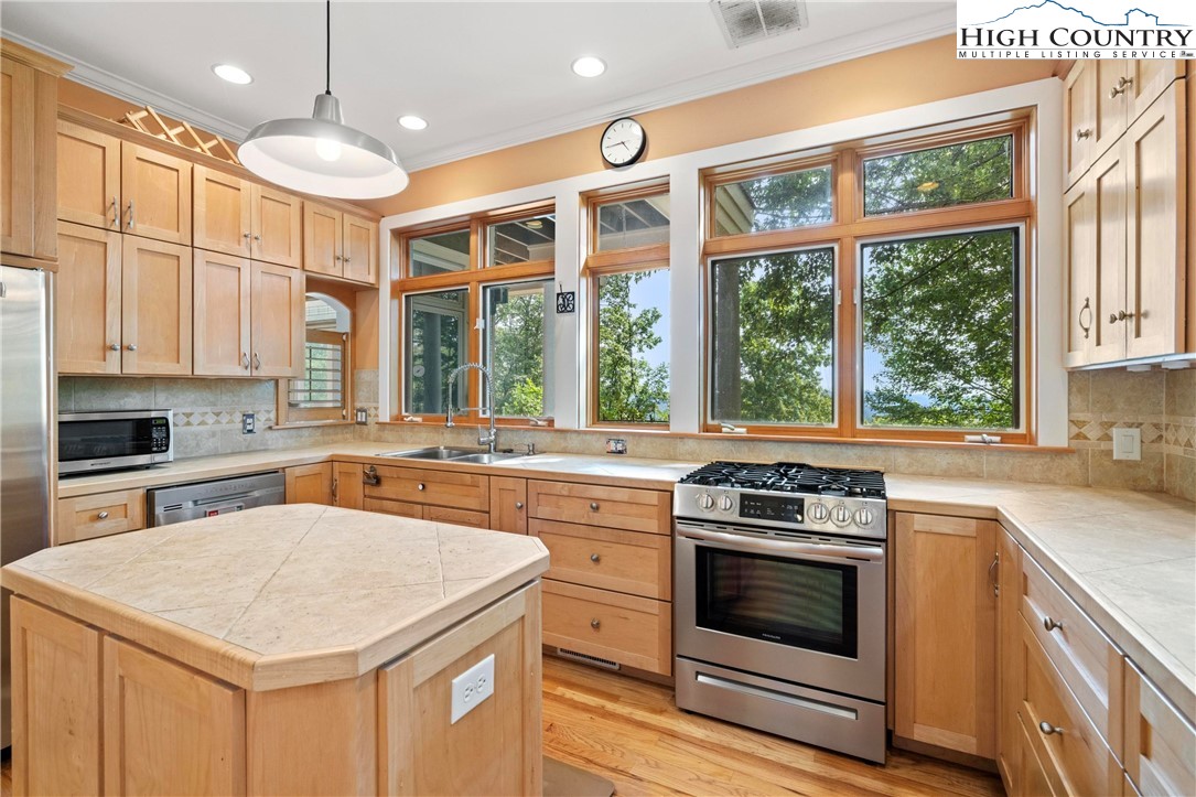 461 Summit Rise Drive Boone, NC 28607 - Photo 14 of 50 a kitchen with a stove a sink and a refrigerator