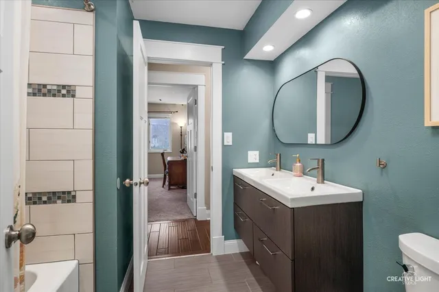 a en suite bathroom with a sink and a mirror