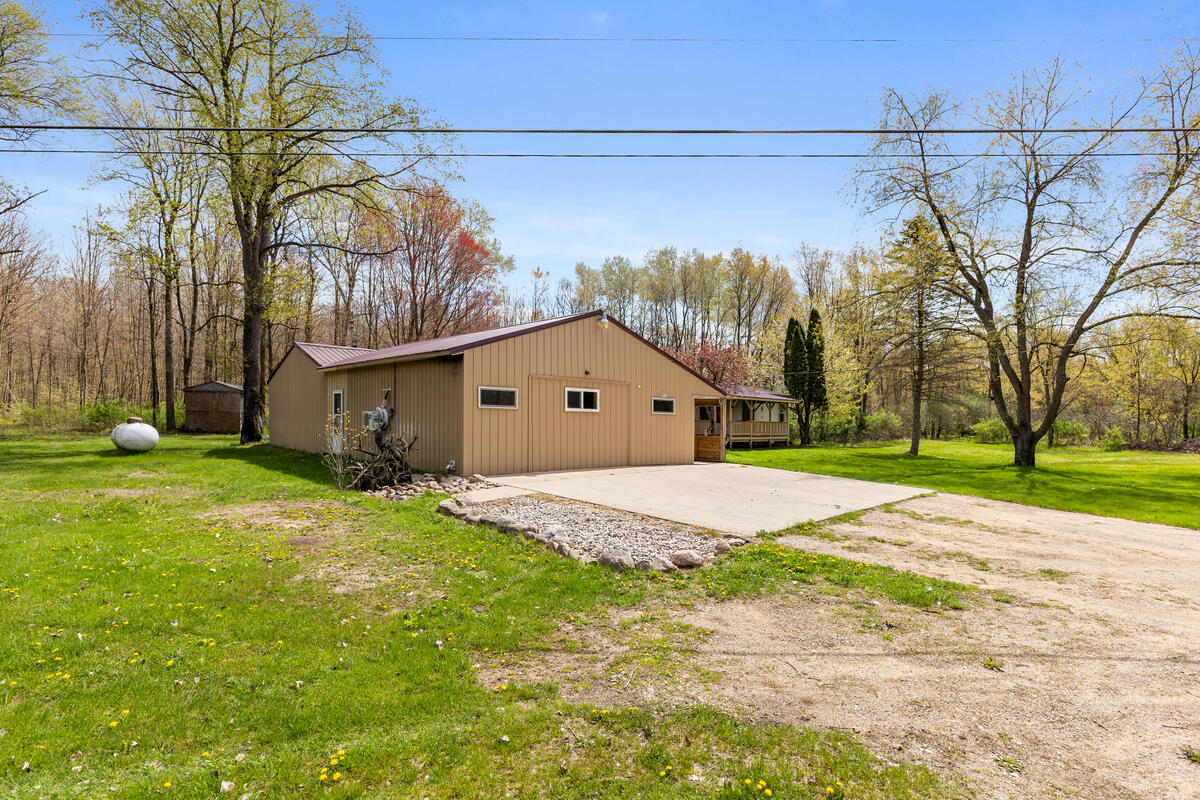11718 Federal Road Morley, MI 49336 - Photo 4 of 31