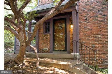 10 Parkside Road Silver Spring, MD 20910 - Photo 2 of 28 Entryway
