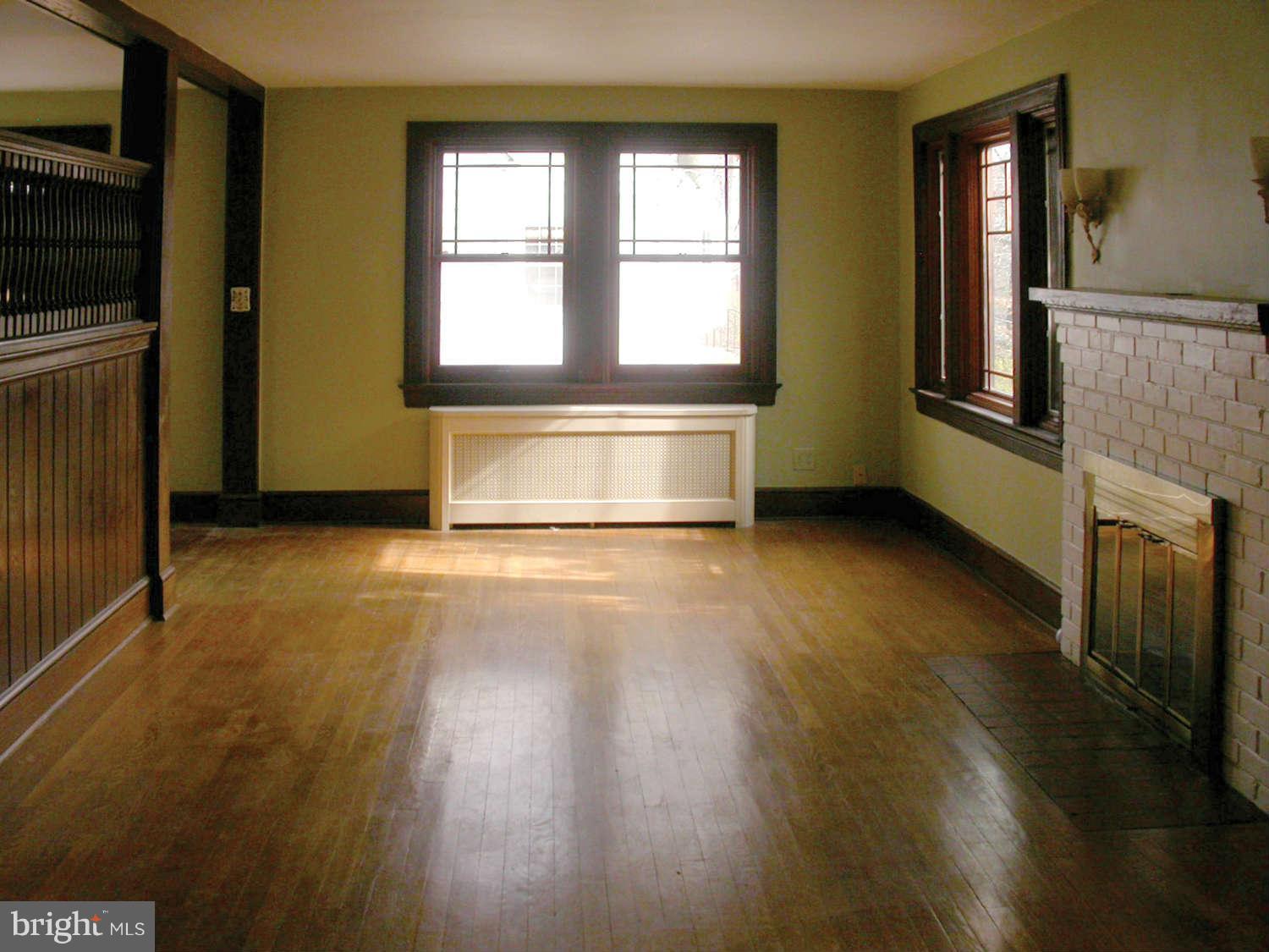 10 Parkside Road Silver Spring, MD 20910 - Photo 5 of 28 Living Room