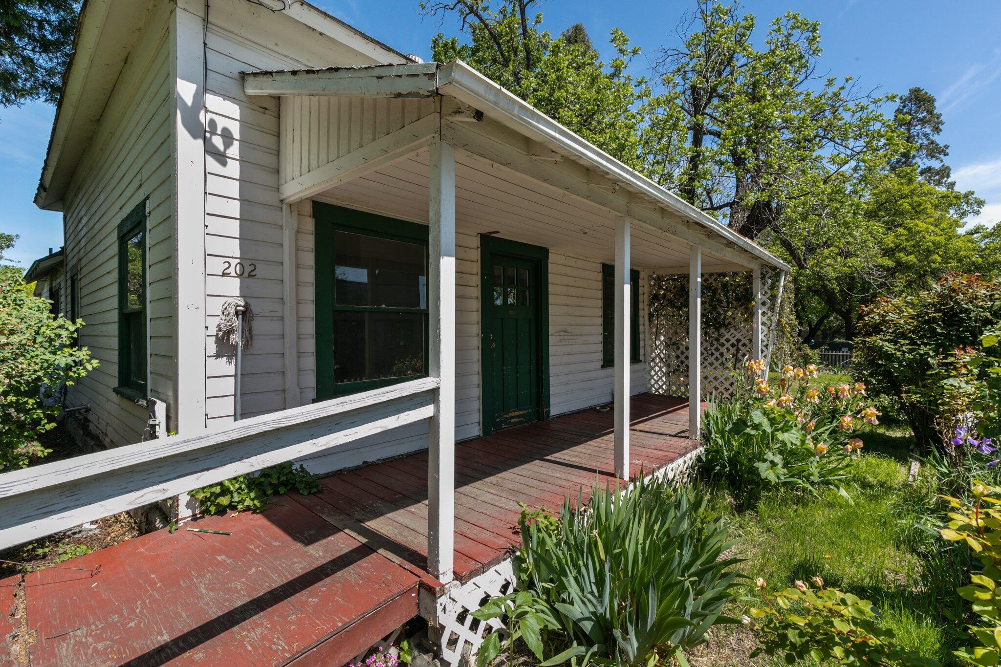 202 East Main Street Talent, OR 97540 - Photo 5 of 22 5-web-or-mls-IMGM2458