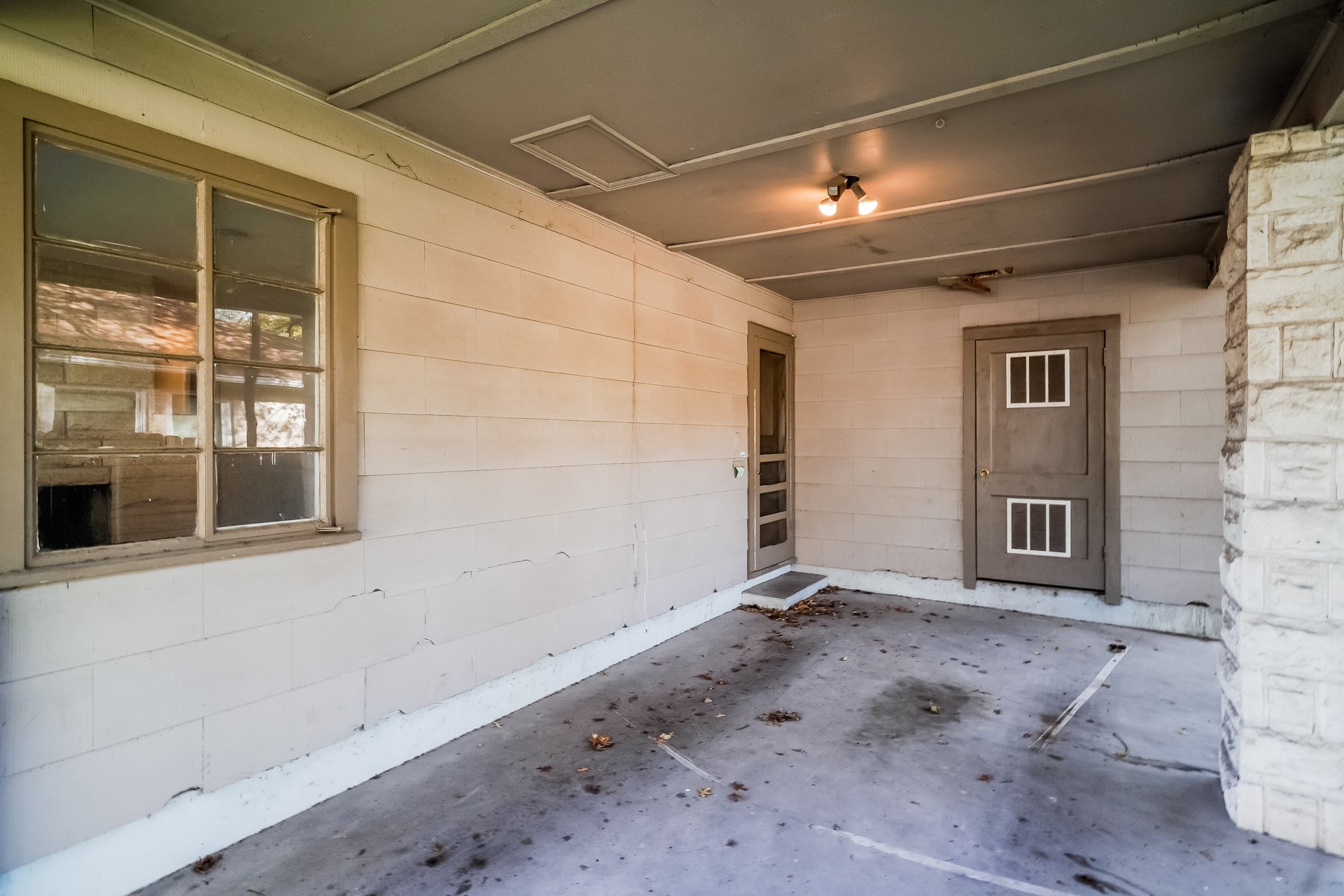 2910 Hampton Road Austin, TX 78705 - Photo 22 of 27 A utilitarian covered porch offers sheltered access to the structure's interior.