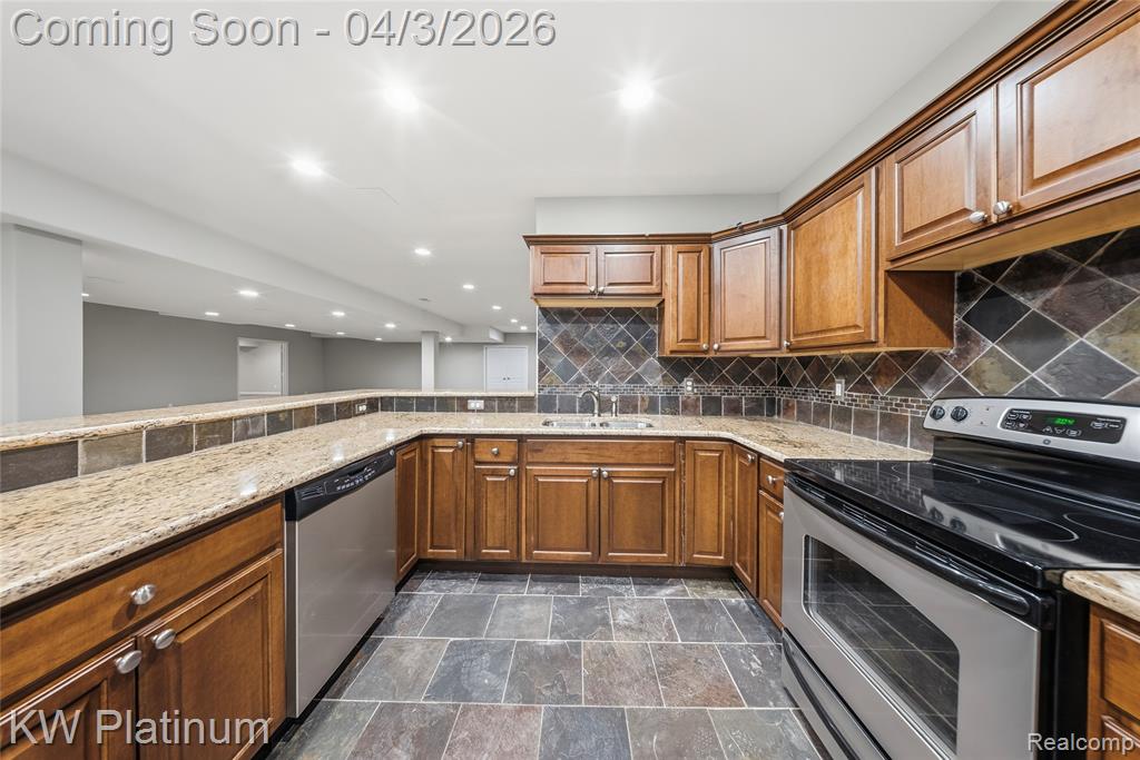 48877 Point Lakeview Street Chesterfield, MI 48047 - Photo 53 of 73