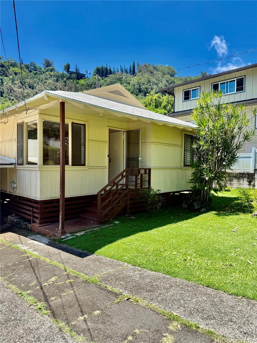 2816 Booth Road Honolulu, HI 96813 - Photo 2 of 17 a front view of a house with a garden
