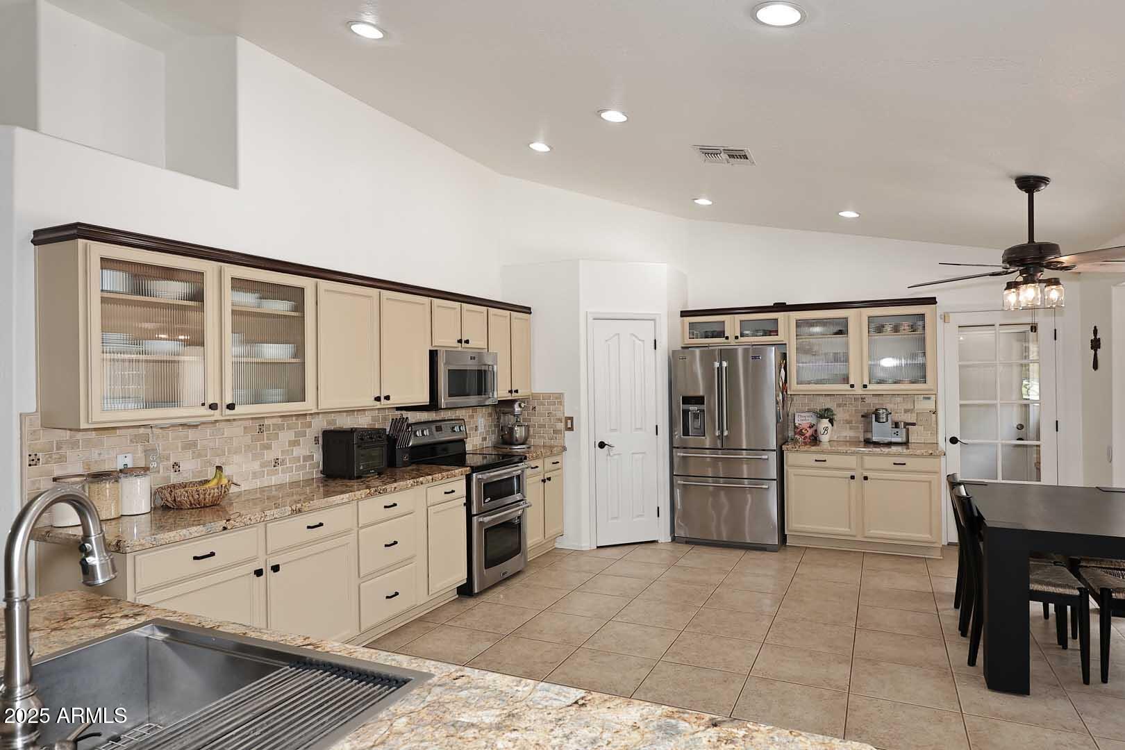 17730 East Brooks Farm Road Gilbert, AZ 85298 - Photo 12 of 83 Kitchen