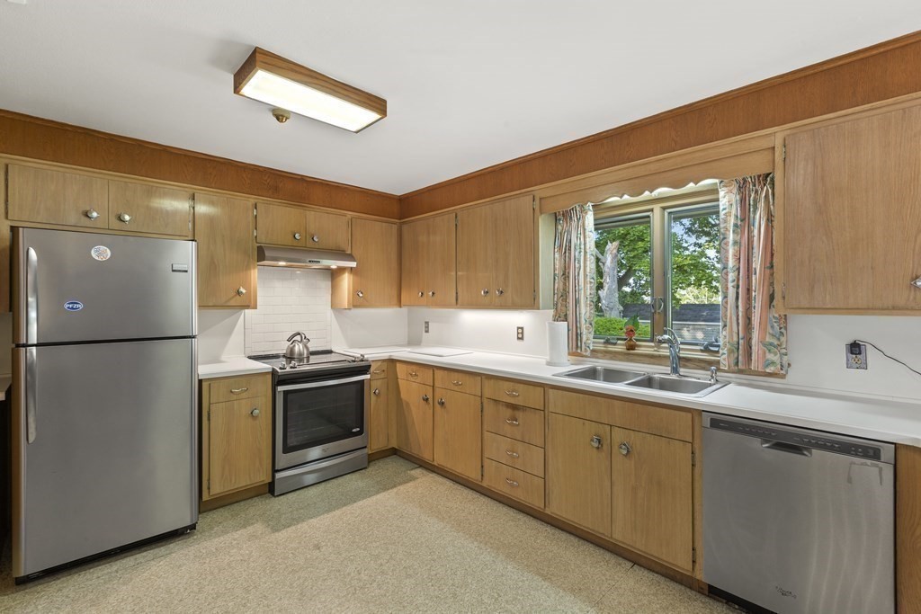 8 Wahtera Road Peabody, MA 01960 - Photo 9 of 39 Gallery Image 9
