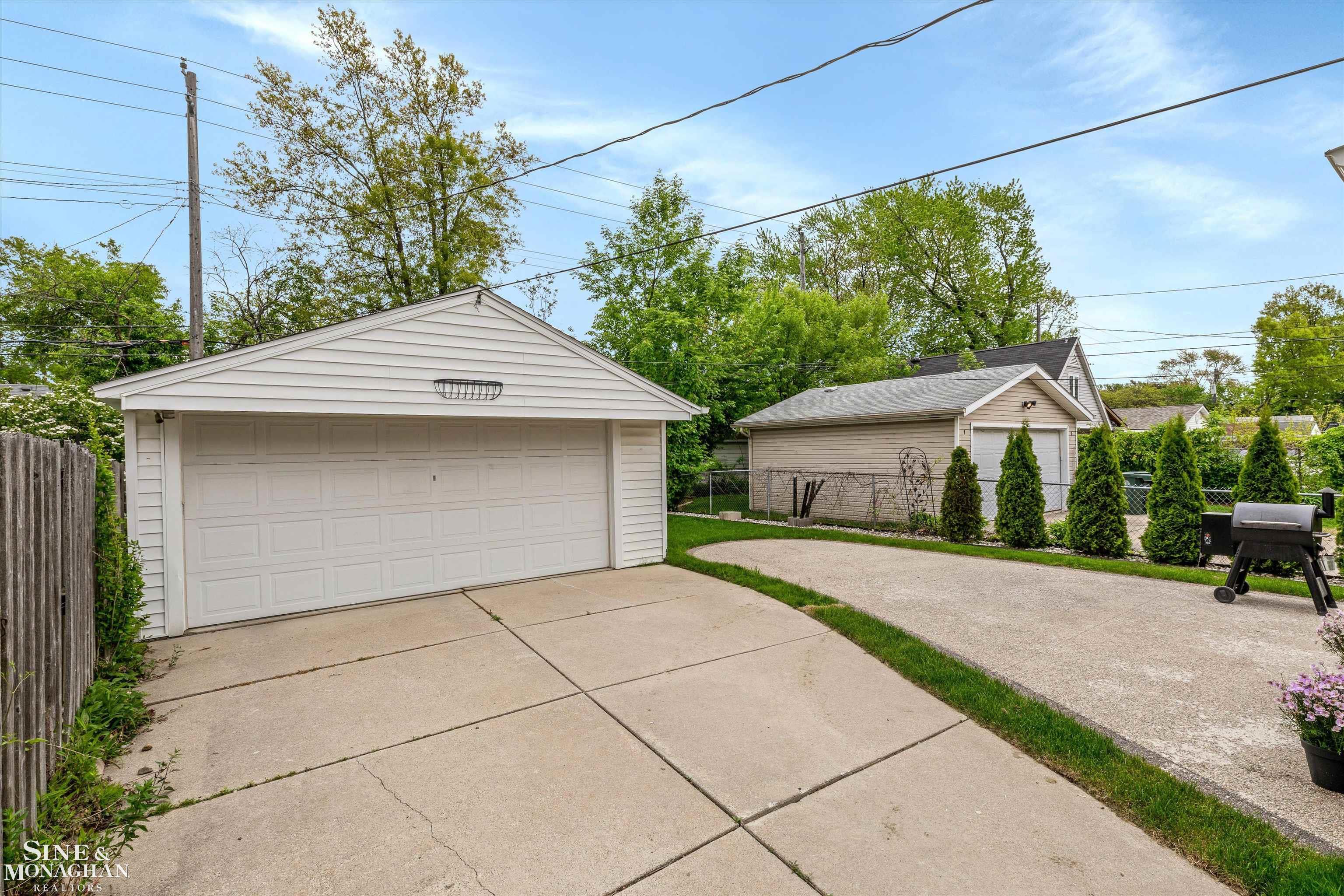1576 Roslyn Road Grosse Pointe, MI 48236 - Photo 24 of 27