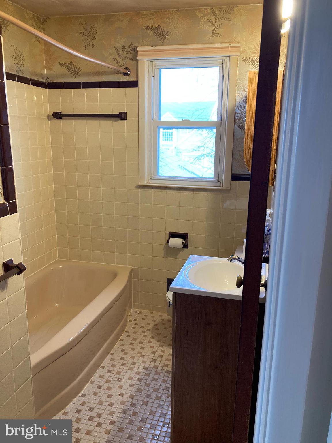 25 Mallory Way Hamilton, NJ 08610 - Photo 14 of 20 a bathroom with a sink and a bathtub