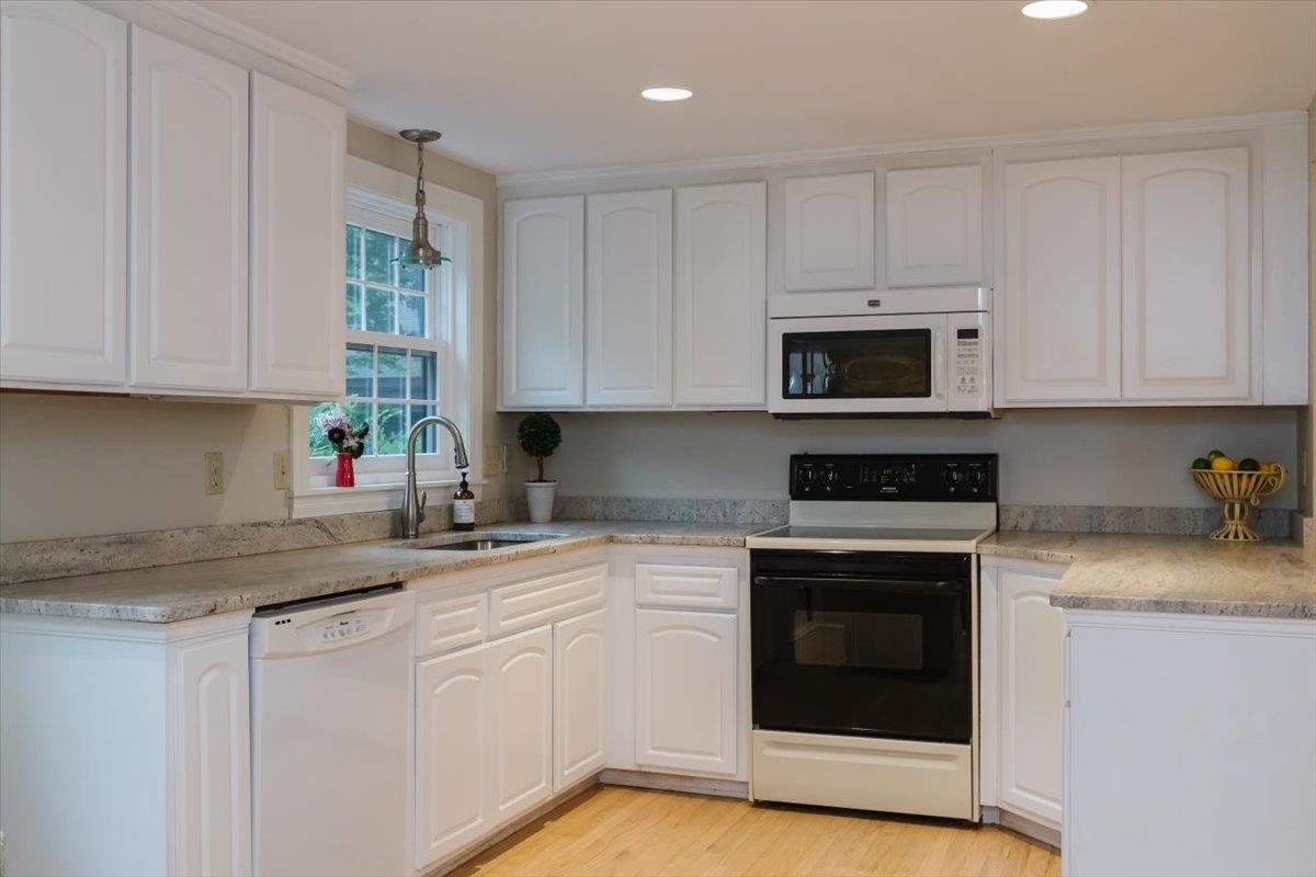 20 Coach Road Exeter, NH 03833 - Photo 4 of 37