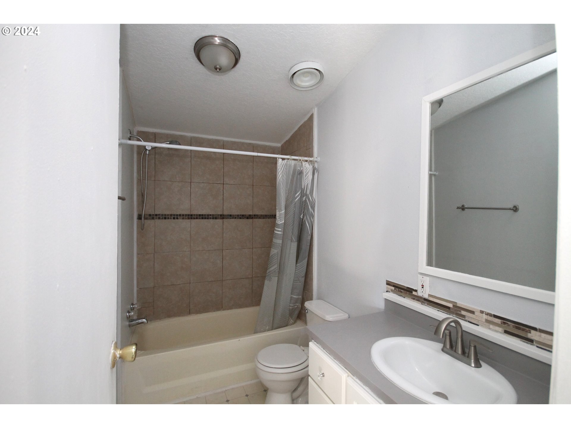1500 South Sandoz Road, Unit 13 Newberg, OR 97132 - Photo 25 of 35 Bathroom