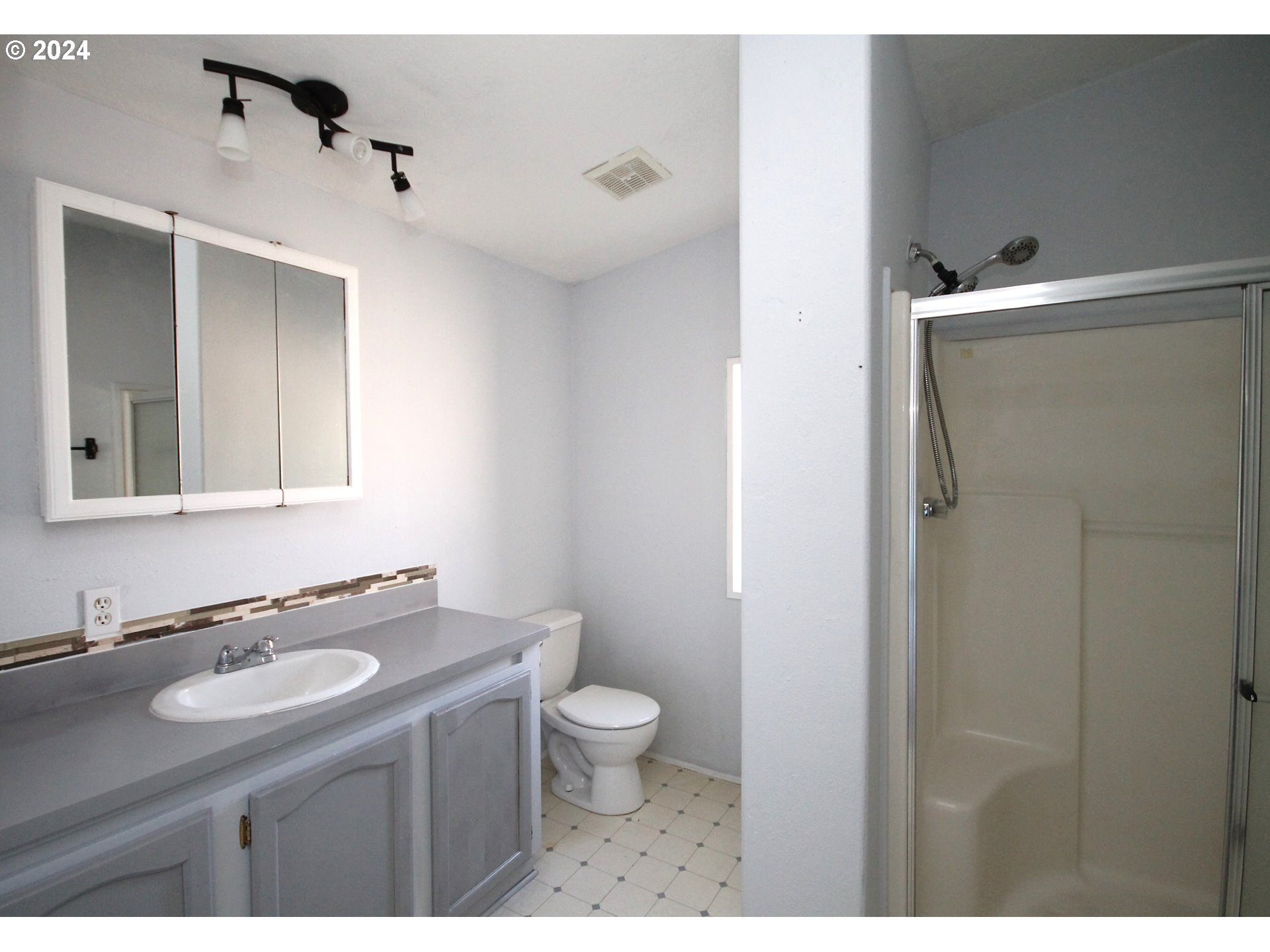 1500 South Sandoz Road, Unit 13 Newberg, OR 97132 - Photo 30 of 35 Bathroom, Attached