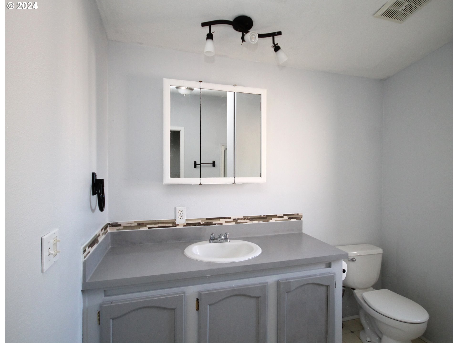1500 South Sandoz Road, Unit 13 Newberg, OR 97132 - Photo 31 of 35 Bathroom, Attached