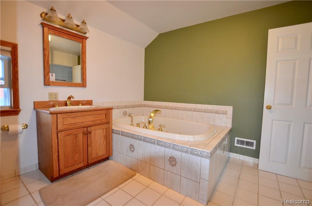 13327 Fagan Road Holly, MI 48442 - Photo 25 of 37 Master Bath