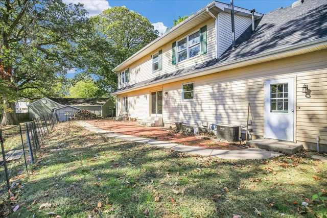 $299,900 | 10 Dunlap Woods, Sidney, IL 61877