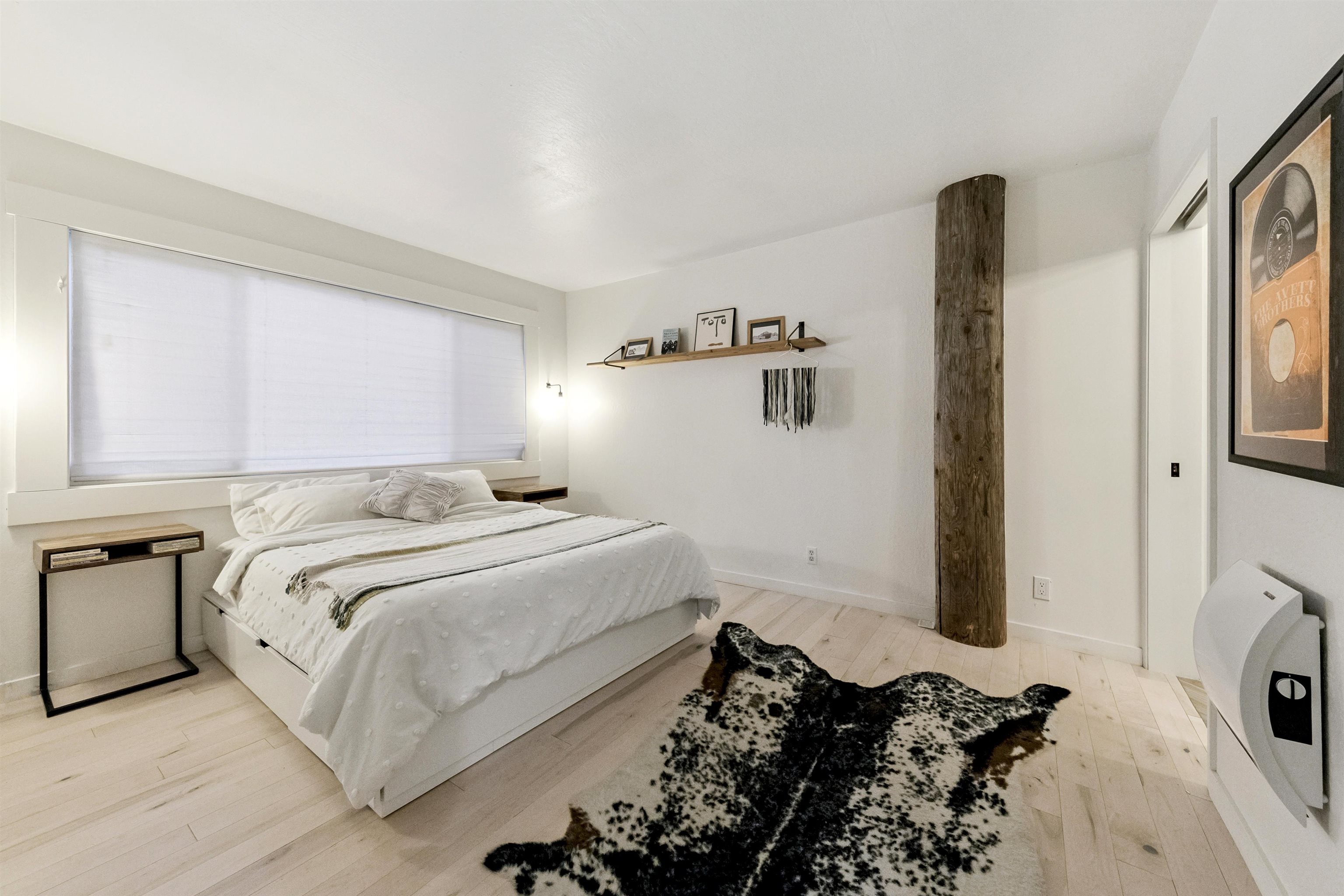 15462 Donner Pass Road, Unit 30 Truckee, CA 96161 - Photo 3 of 28 a bedroom with bed and a window