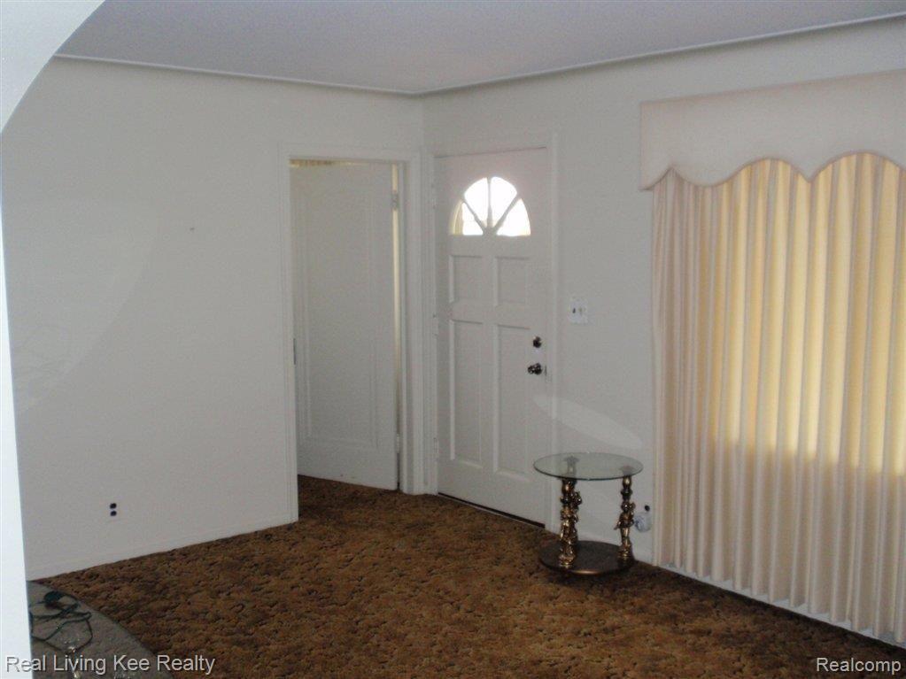 2585 Oakcrest Road Sterling Heights, MI 48310 - Photo 9 of 25 PA090317.JPG