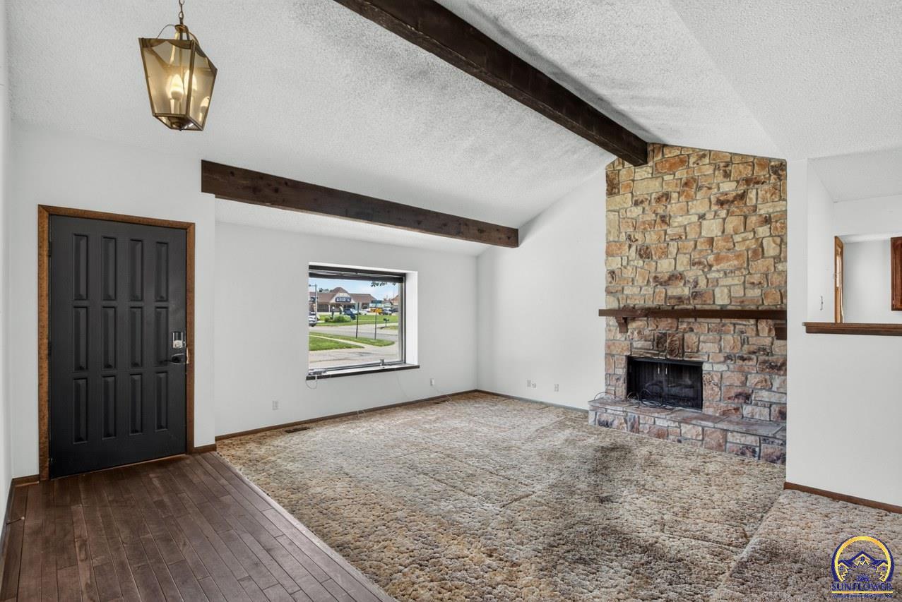 5701 Southwest Arrowhead Court Topeka, KS 66614 - Photo 5 of 36