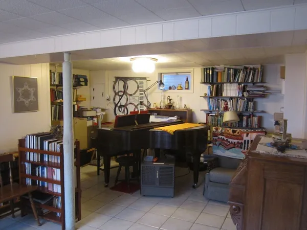 a view of a livingroom with furniture