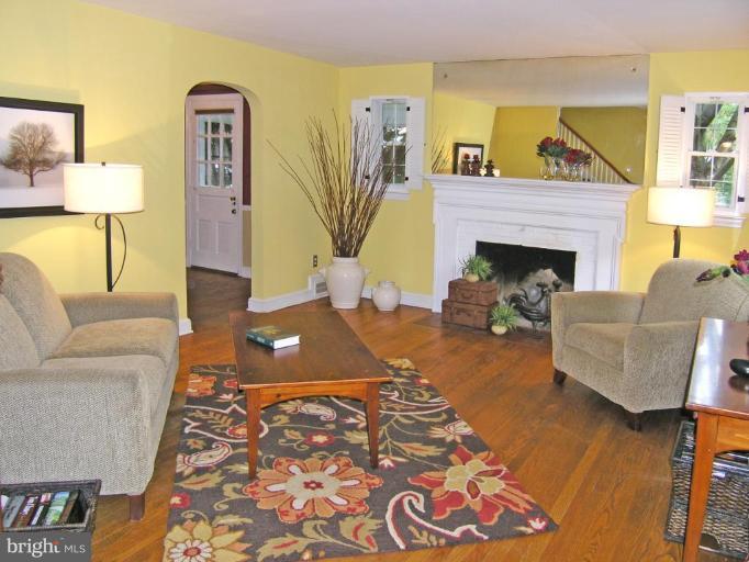 8500 Mayfair Place Silver Spring, MD 20910 - Photo 9 of 15 Living Room