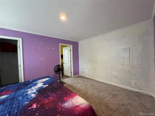 a bed room with a bed