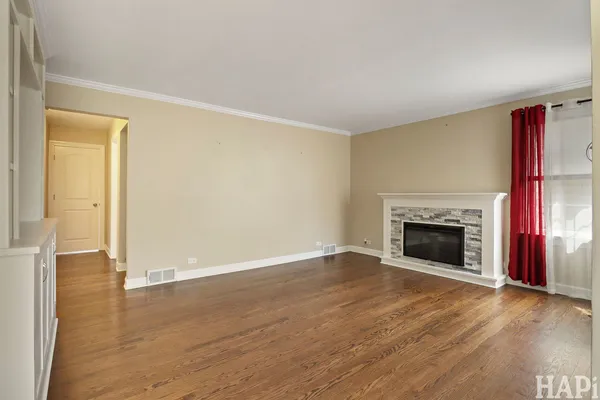 $3,400 | 115 North Hager Avenue, Barrington, IL 60010