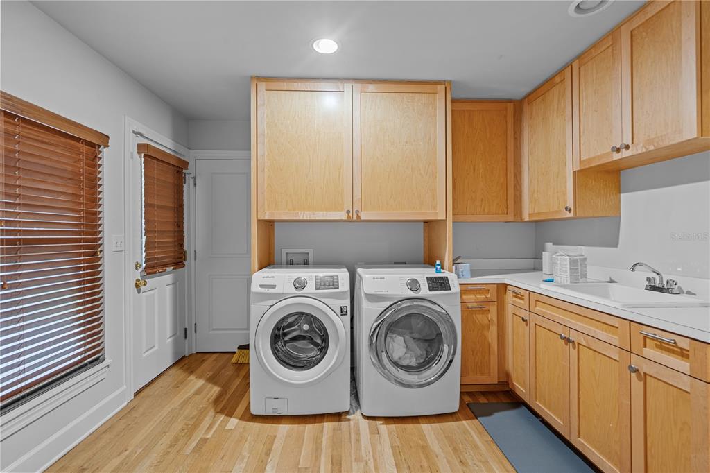 1017 Northeast 3rd Avenue Gainesville, FL 32601 - Photo 6 of 27 a utility room with sink dryer and washer