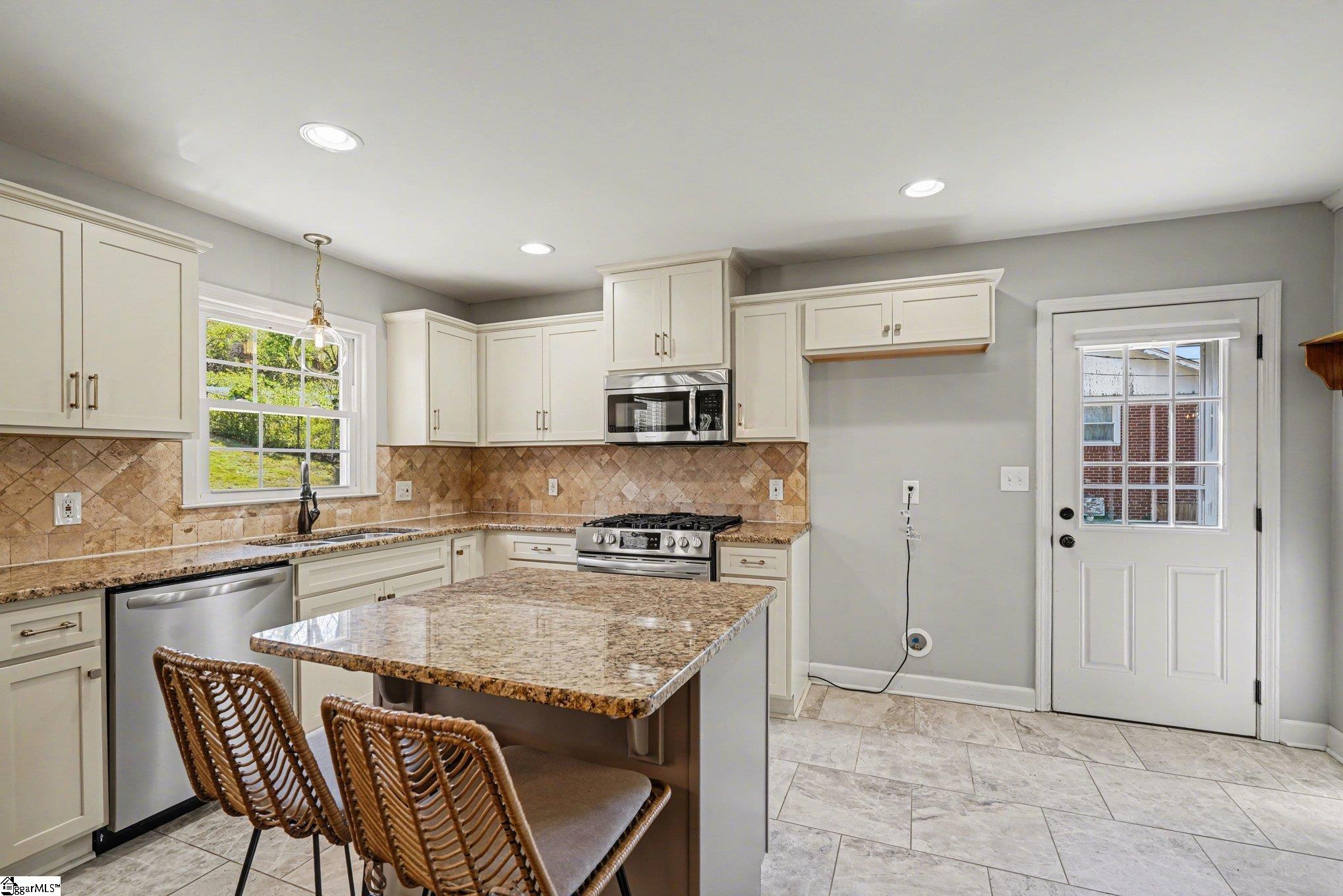 124 Colvin Road Greenville, SC 29615 - Photo 12 of 35