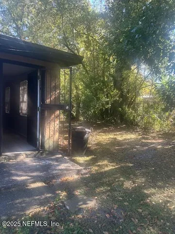 a view of a house with backyard