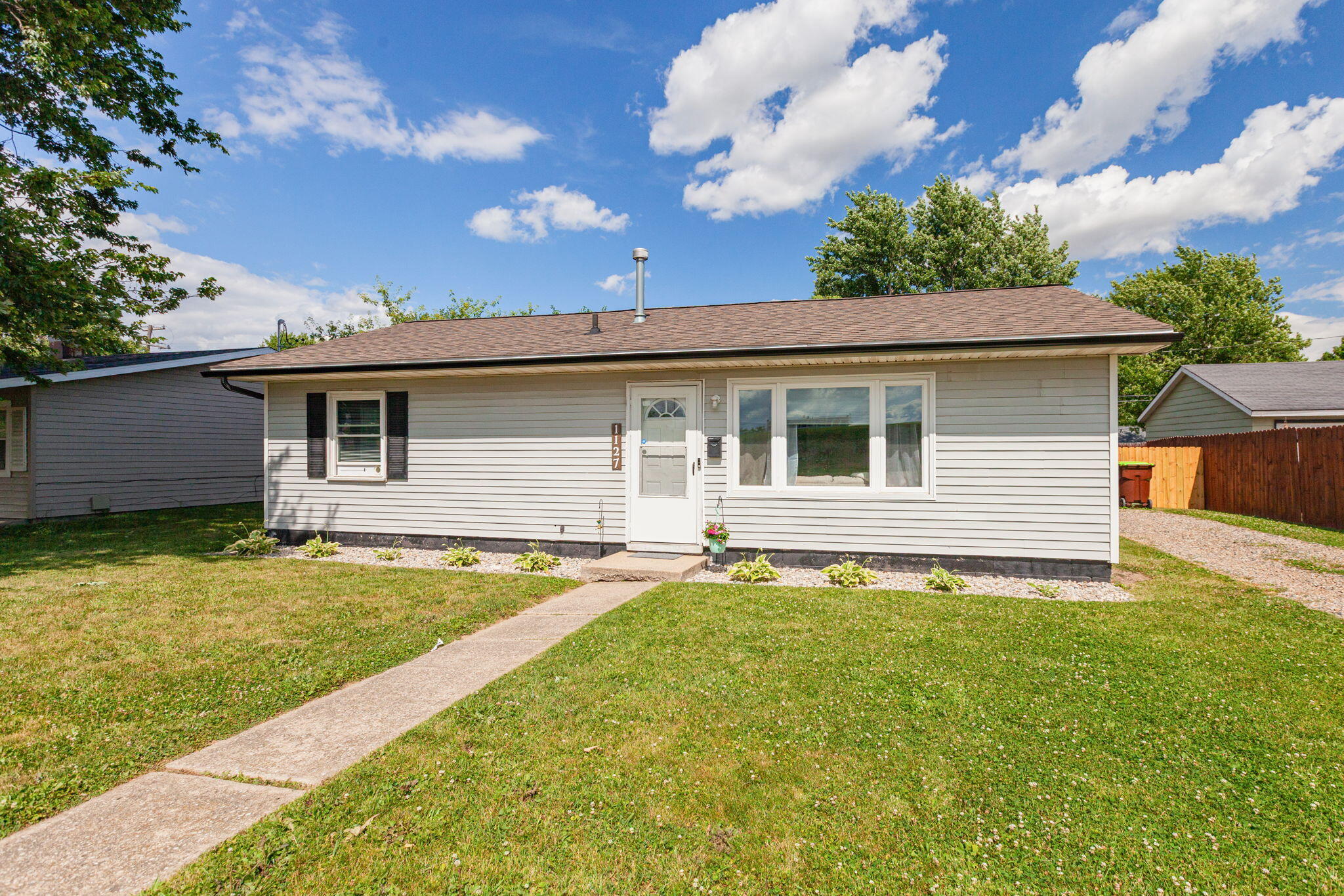 1127 Division Street Adrian, MI 49221 - Photo 1 of 27 1127 Division St - 1025