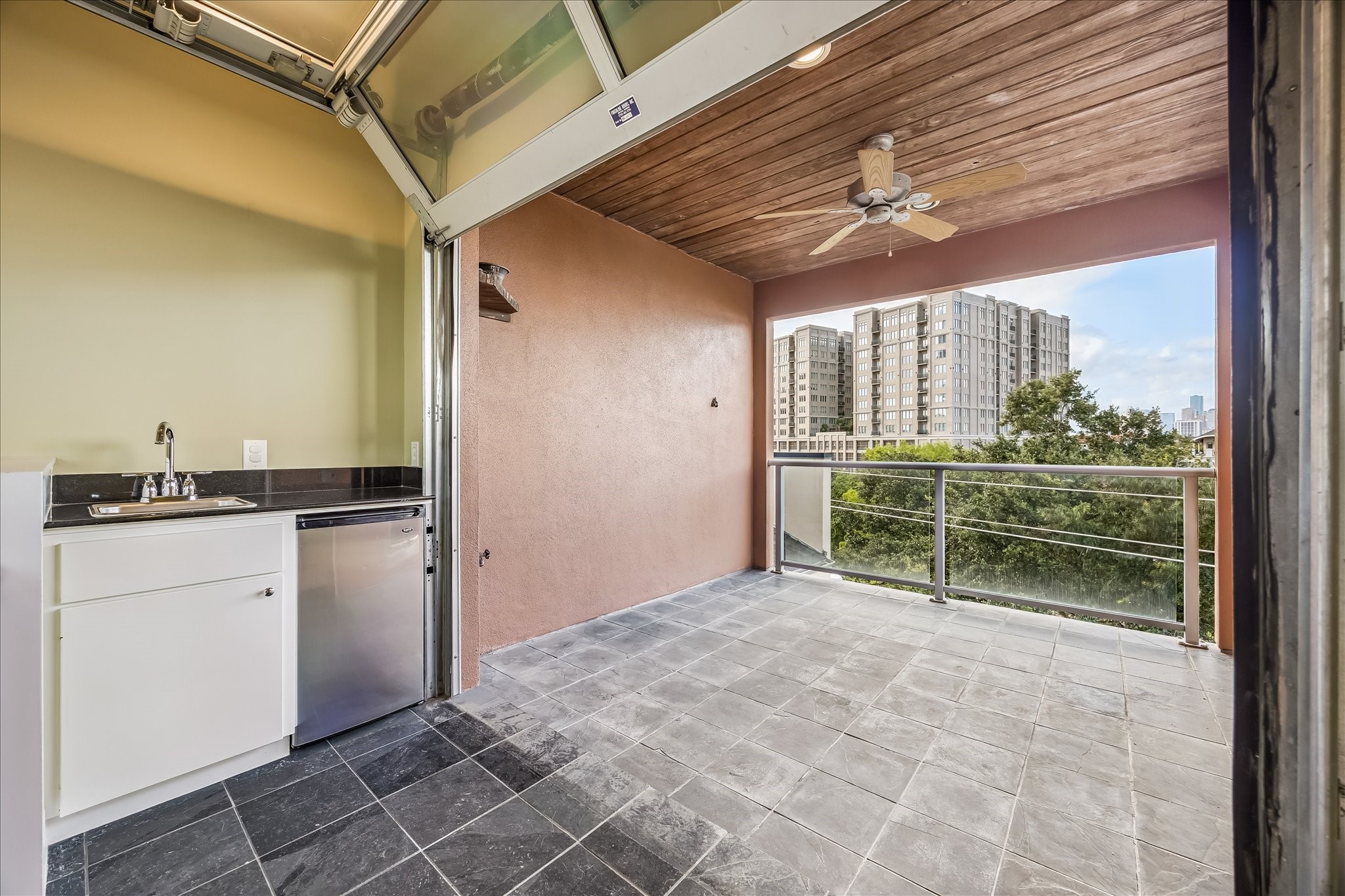 1610 Calumet Street Houston, TX 77004 - Photo 25 of 36 a room with washing machine and a sink