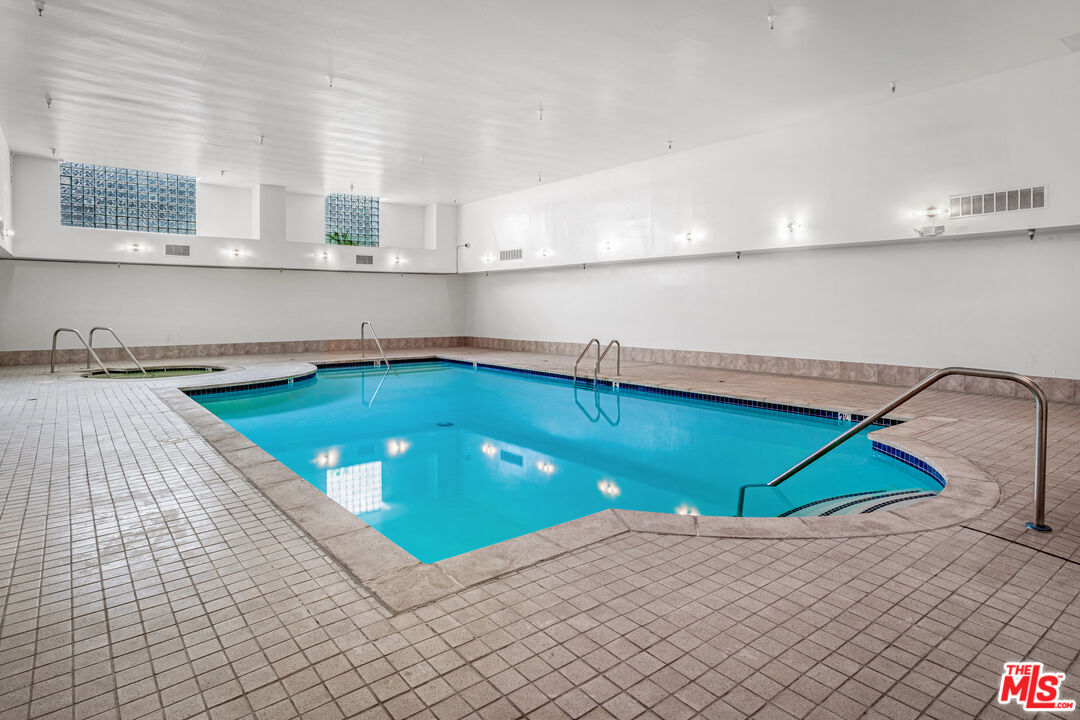 11808 Dorothy Street, Unit 206 Los Angeles, CA 90049 - Photo 31 of 33 a room with pool table and chair