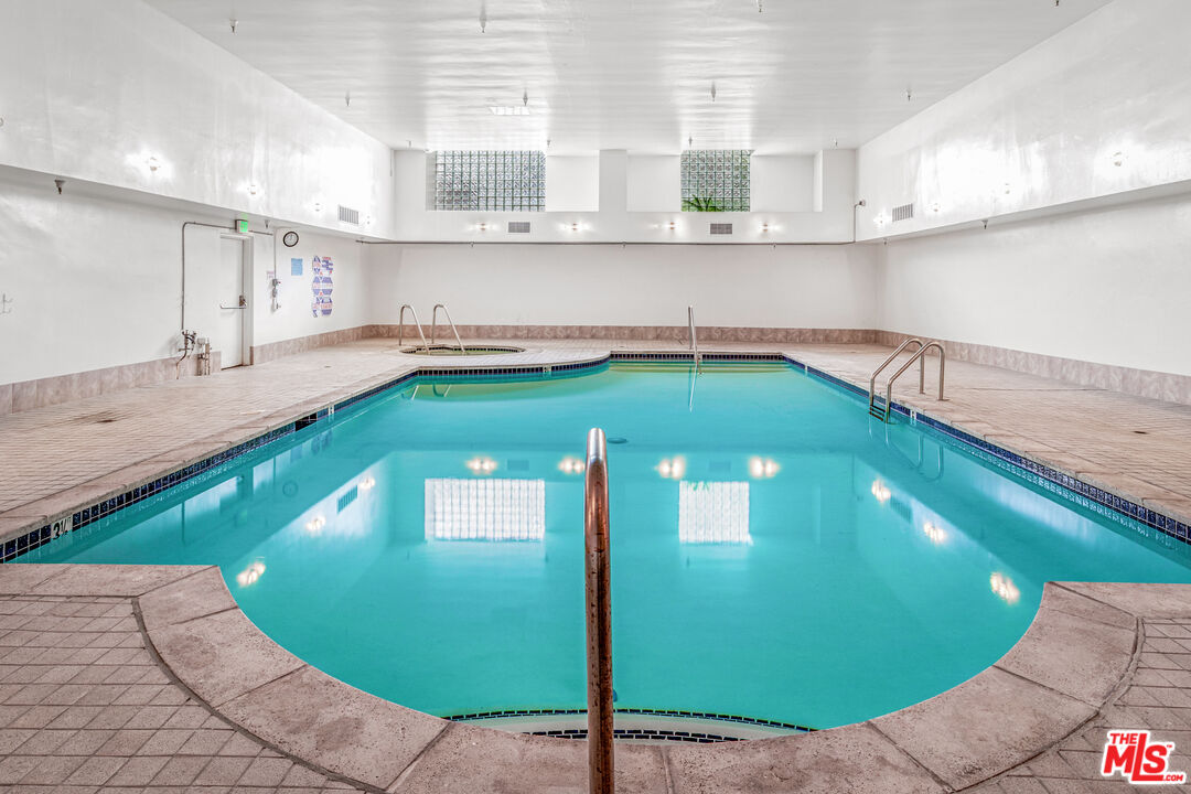 11808 Dorothy Street, Unit 206 Los Angeles, CA 90049 - Photo 32 of 33 a kitchen with a large window