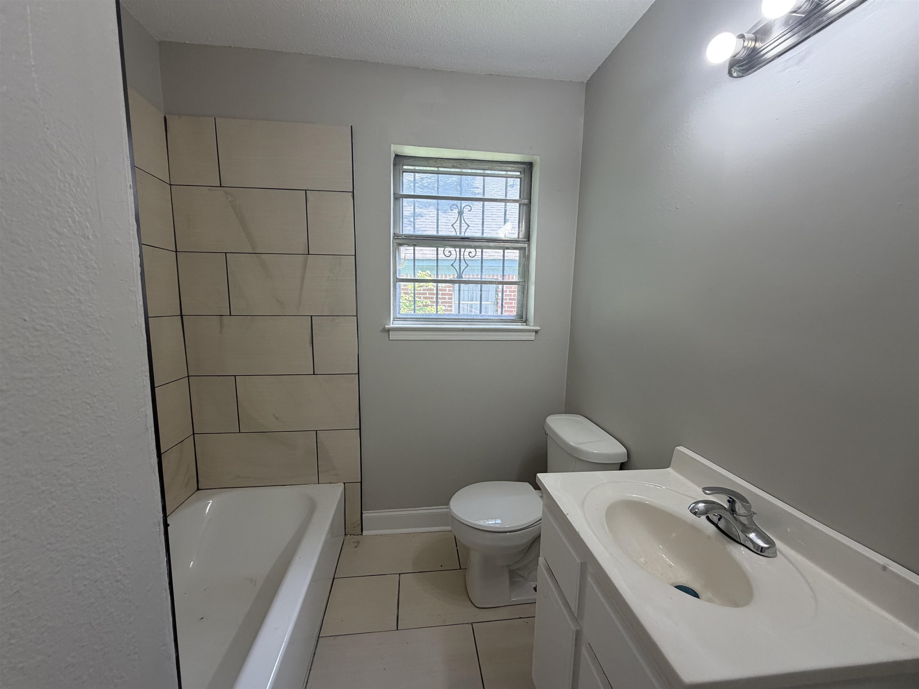 2402 Shasta Avenue Memphis, TN 38108 - Photo 4 of 7 Bathroom
