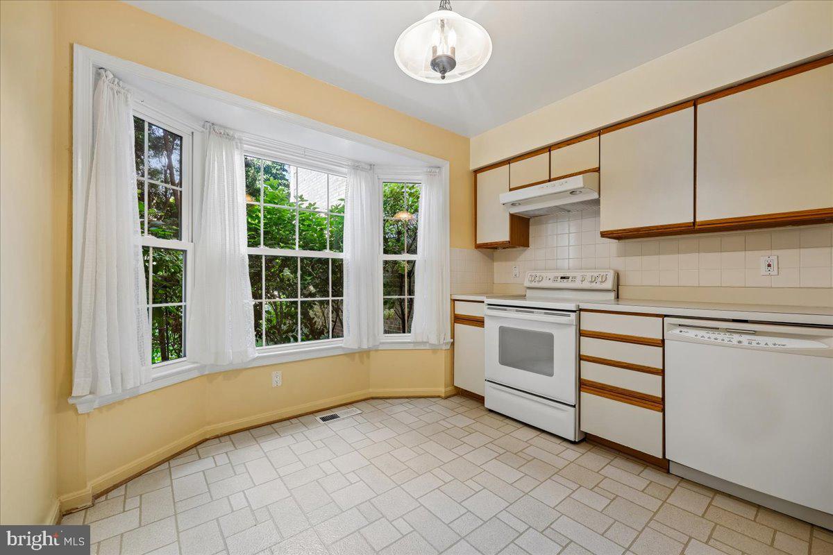 2459 McCormick Road Rockville, MD 20850 - Photo 20 of 74 Breakfast Area