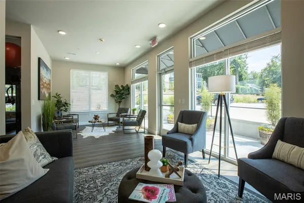 $2,281 | 226 East Lockwood Avenue, Unit 305, St. Louis, MO 63119