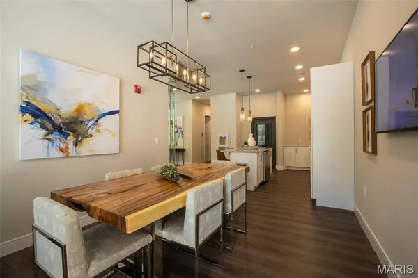 $2,281 | 226 East Lockwood Avenue, Unit 305, St. Louis, MO 63119