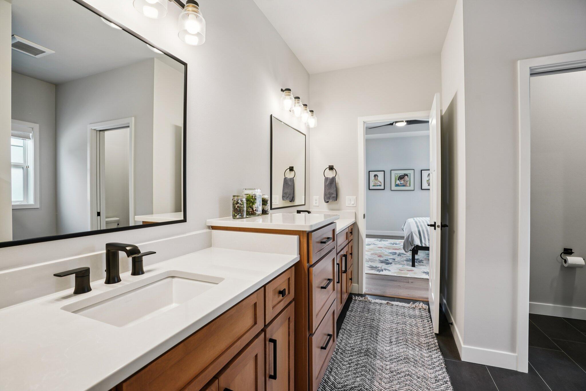 10620 Coneflower Court Mequon, WI 53097 - Photo 15 of 61 Primary Bath