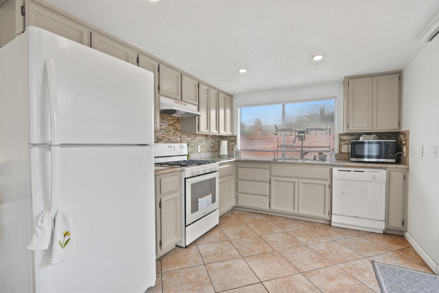 3338 Routier Road Sacramento, CA 95827 - Photo 14 of 32