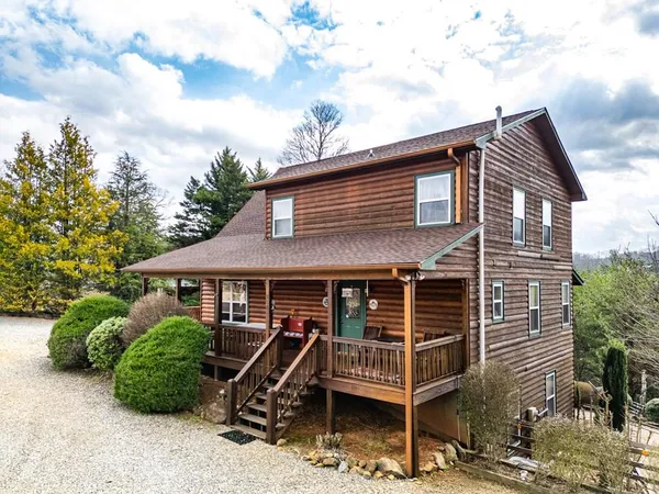 a view of a house with a backyard