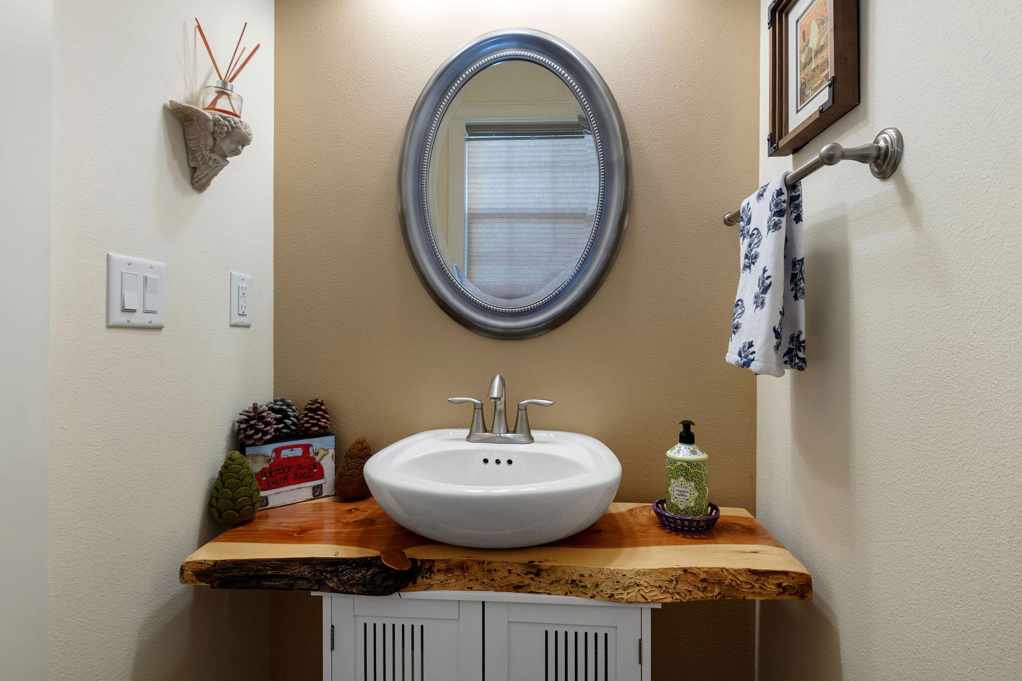 62944 Fresca Street Bend, OR 97703 - Photo 12 of 32 a bathroom with a sink and a mirror
