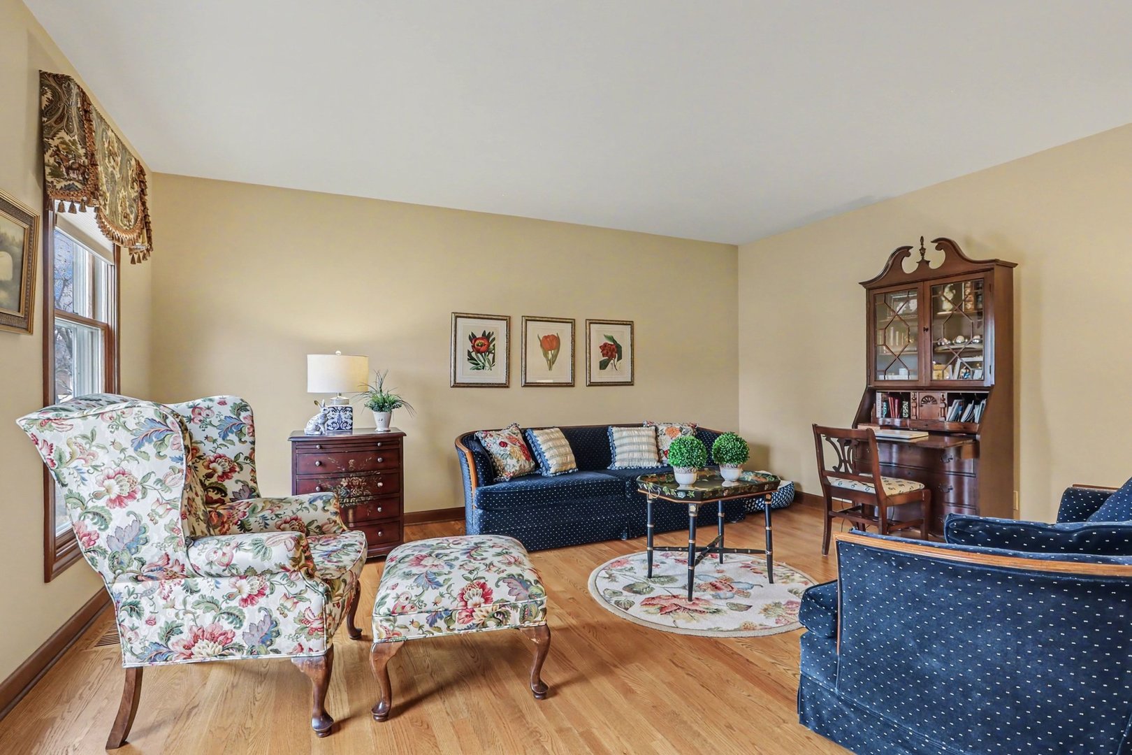 570 Violet Lane Batavia, IL 60510 - Photo 3 of 28 a living room with furniture and wooden floor